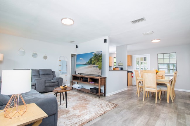2233 La Valle Dr