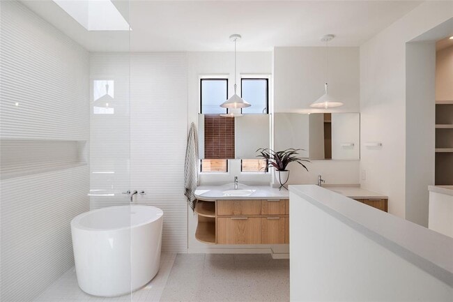 Photo - 2112 Lawnmont Ave