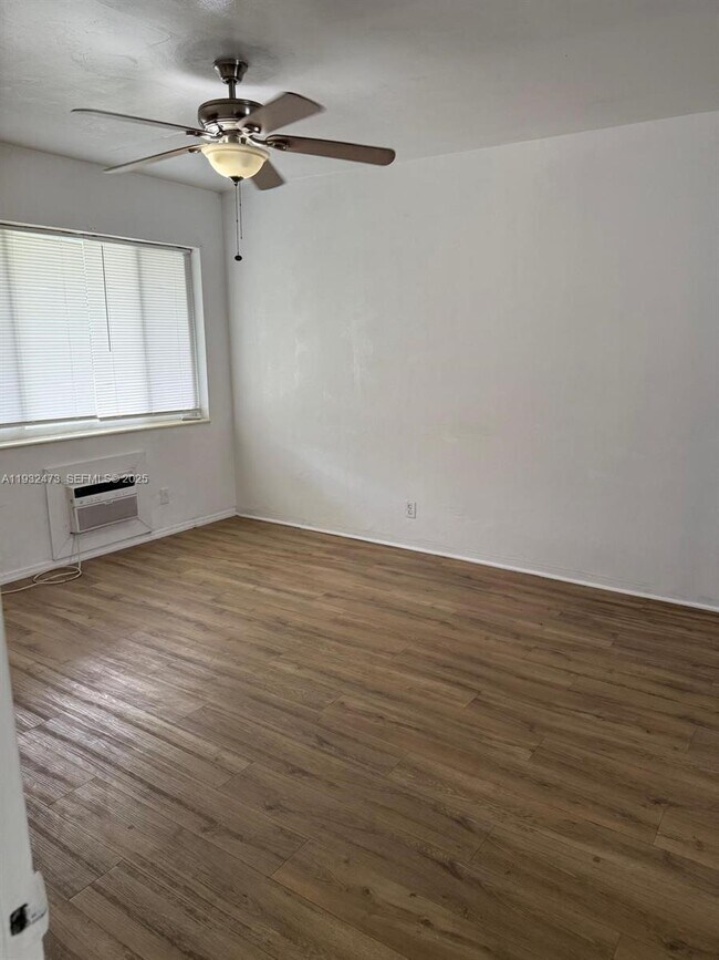 Photo - 325 NE 2nd St Unit 4