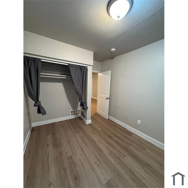 928 W 83rd St Unit 4