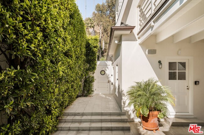 Photo - 501 Palisades Beach Rd