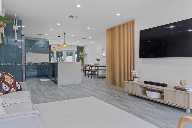 Photo - 4868 Sheridan St