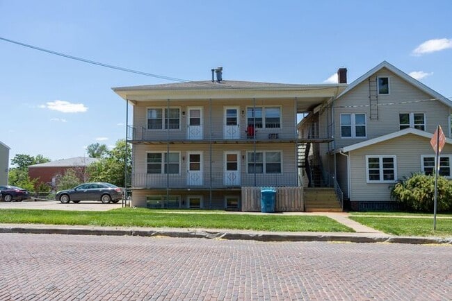 Building Photo - $875 | 1 Bedroom, 1 Bathroom Apartment | C...
