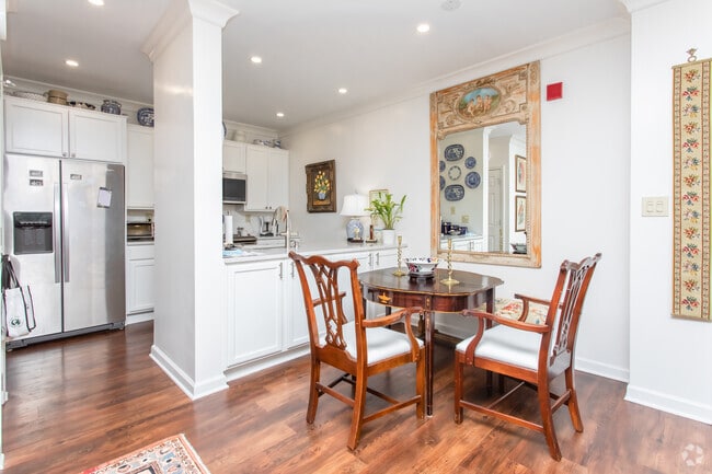 1HAB, 1BA - 900 ft² - Saint Anne's Terrace Senior Living Apartamentos