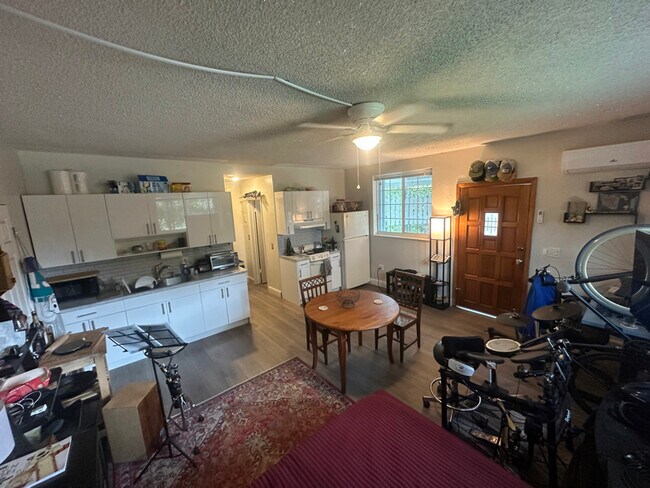 Photo - 200 Whitethorn Dr