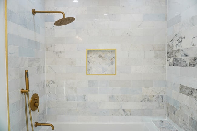 Baño - 1120 S Barrington Ave