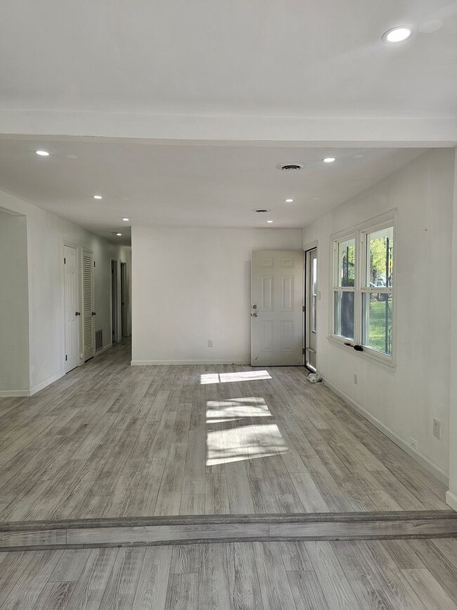 Photo - 432 Maryle Ct