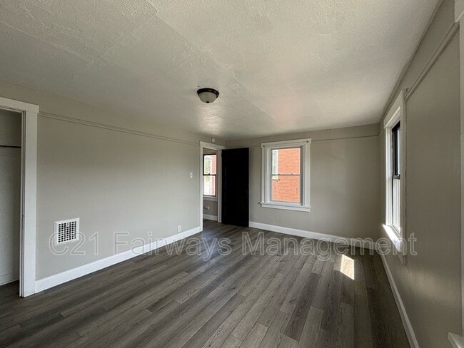 Photo - 929 Vankirk St