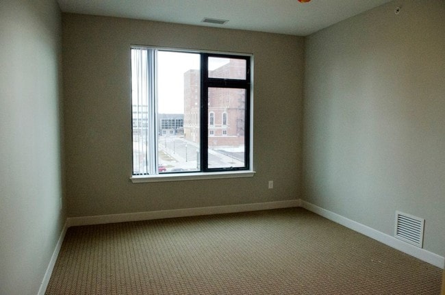 Dormitorio espacioso con luz natural. - Lofts on Louis