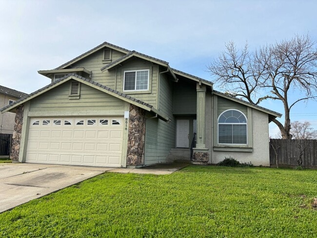 Building Photo - Close to Schools & Shopping