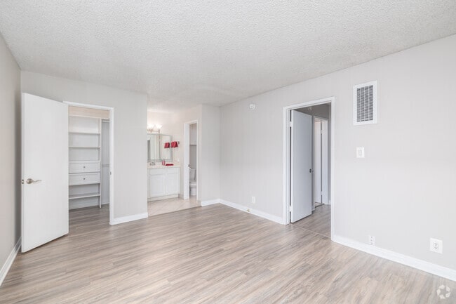 2BR, 2BA - 950SF - Bedroom