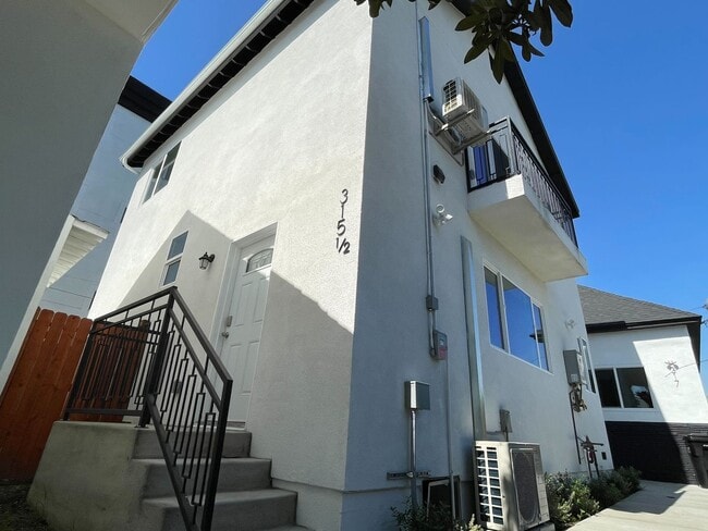 Building Photo - 1 Month Free! Luxury 4 Bedroom Home in Echo Park!