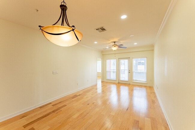 Photo - 910 W 25th St