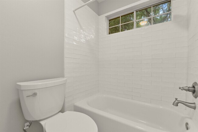 Photo - 1915 Lytham Ln