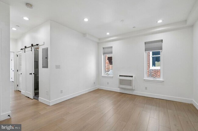 Photo - 633 N 64th St Unidad 2ND FLOOR