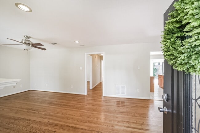 Photo - 2411 Wroxton Rd