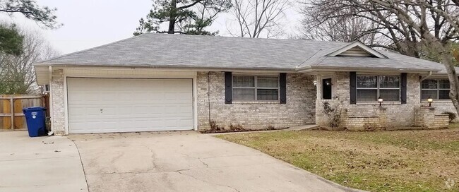 Building Photo - 111 Shamrock Dr Rental
