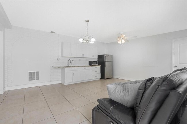 Building Photo - 700 SW 67th Ave Rental