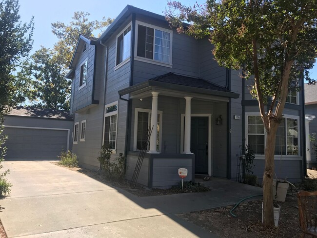 Two story South Davis charmer available now! - Two story South Davis  charmer available now! Casa