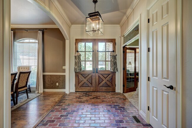 Photo - Luxury 5 Bedroom Home in Fairfax Estates, next to public golf course - Safe Room- Memorial High- ...