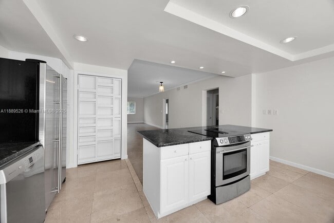 Building Photo - 940 Sevilla Ave Unit 108