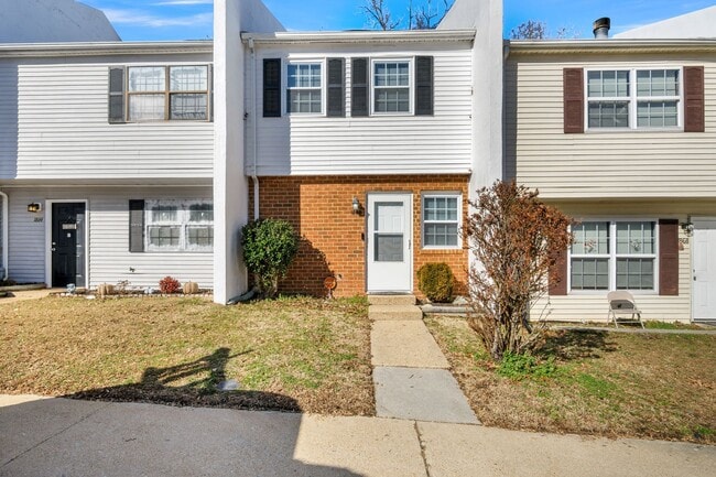 Building Photo - Williamsburg 2BR Townhouse with Fenced Yard & Patio