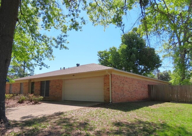 Photo - South Tyler! 3 Bedroom, 2 Bath Duplex w/Garage