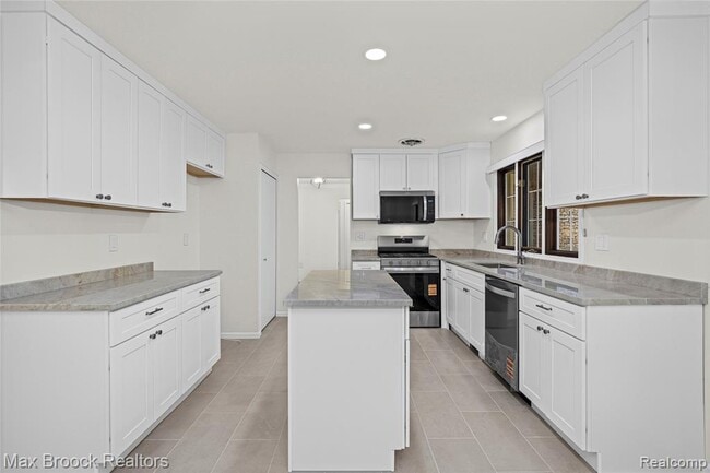 Photo - 28977 Lake Park Dr