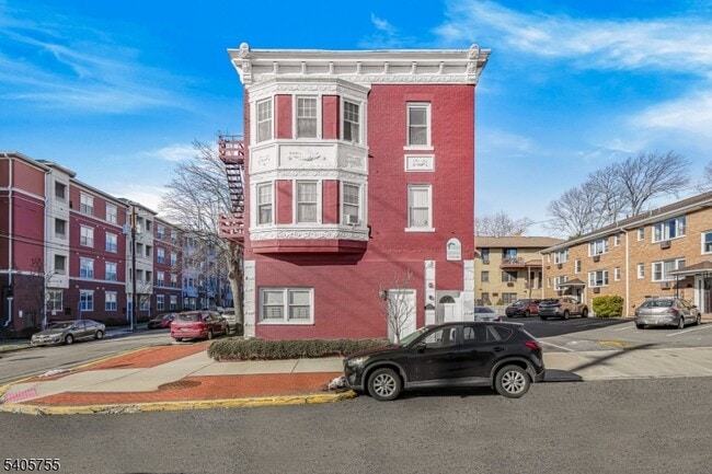 Building Photo - 213 Park Ave