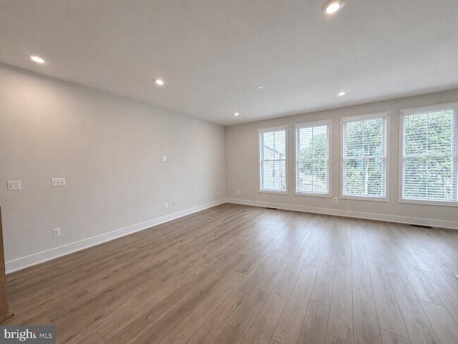 Photo - 135 Heyford Dr