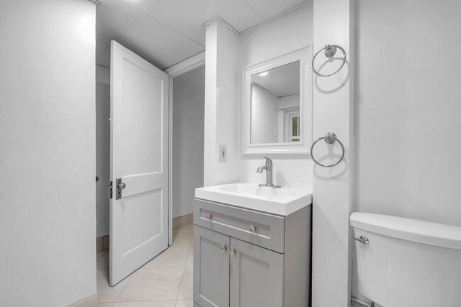 Building Photo - 2208 Escambia Dr Rental
