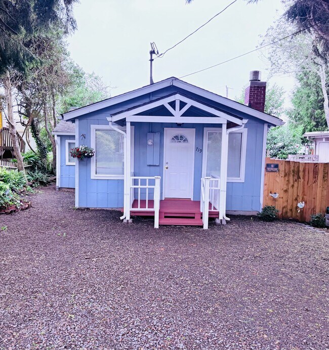 Building Photo - 719 SE Reef Ave