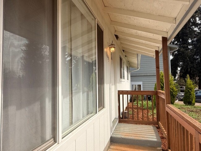 Photo - 1593 Skyline Way S