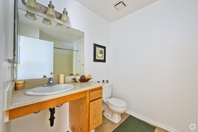 2BR, 2BA - 964SF - Second Bathroom