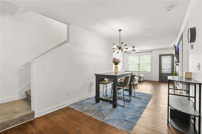 Photo - 545 Elmwood Rd NW