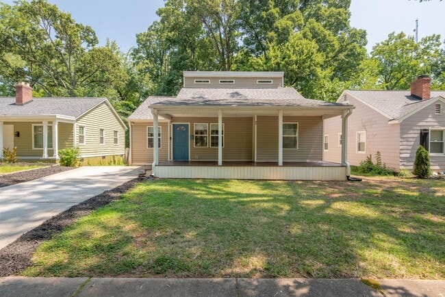 Building Photo - (Coming Soon) Renovated Home just minutes from Uptown!