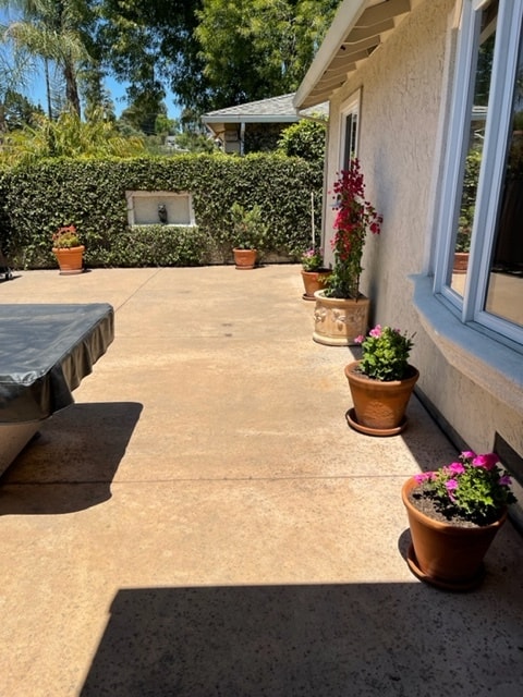 Patio amurallado en la parte delantera - 10736 Porter Ln