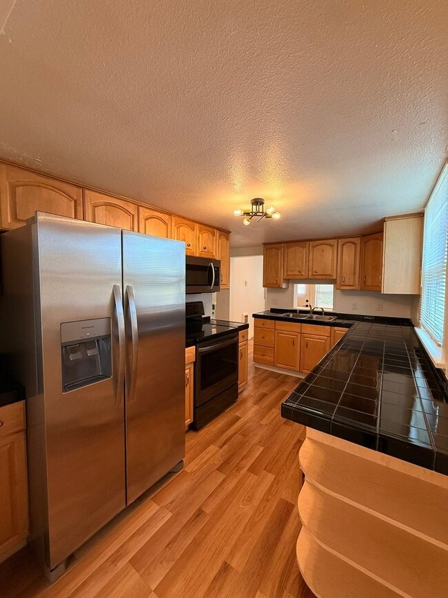 325 Santa Clara Ave