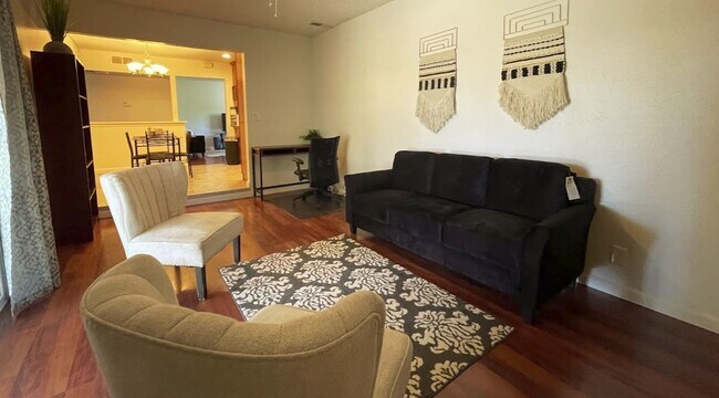 Second Living Room - 698 W. Ashcroft Ave