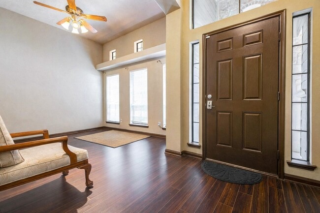 Photo - 940 Oak Lynn Dr