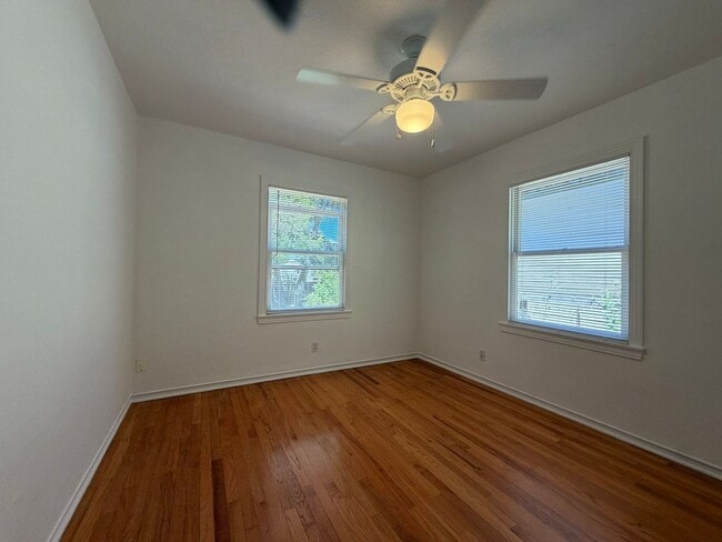 Photo - 6039 Van Alstine Ave