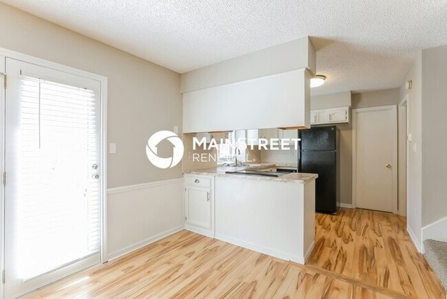Photo - 3 Bedroom Pet-Friendly Home in LEES SUMMIT, MO with Main Street Renewal