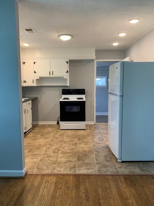 Cocina - 406 2nd Ave W