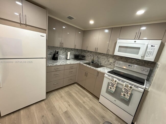 Photo - 1825 W 44th Pl Unit 808