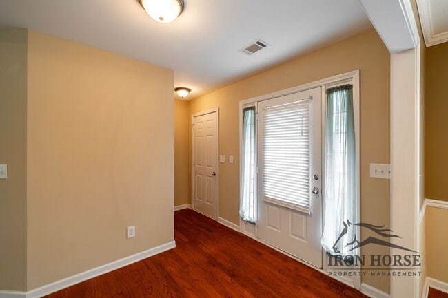 Photo - 285 Finch Way