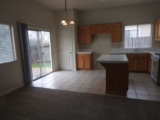 Photo - Cresleigh near Wild Life Preserve 3 Bedroom + Den!!