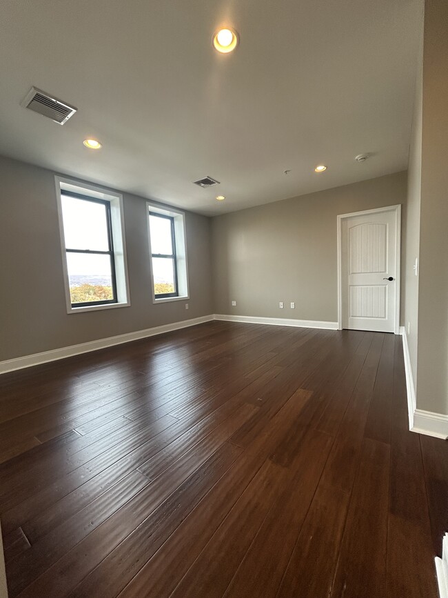 19 W Market St Unit 701