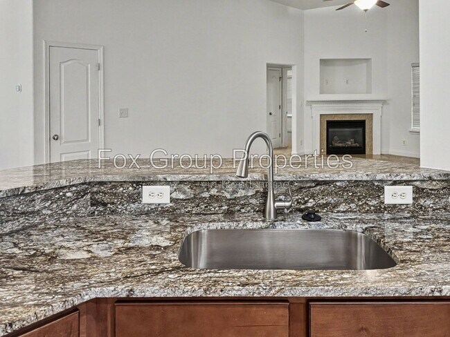 Photo - 7224 Caley St
