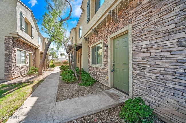 Photo - 2419 W Vista Ave Townhome