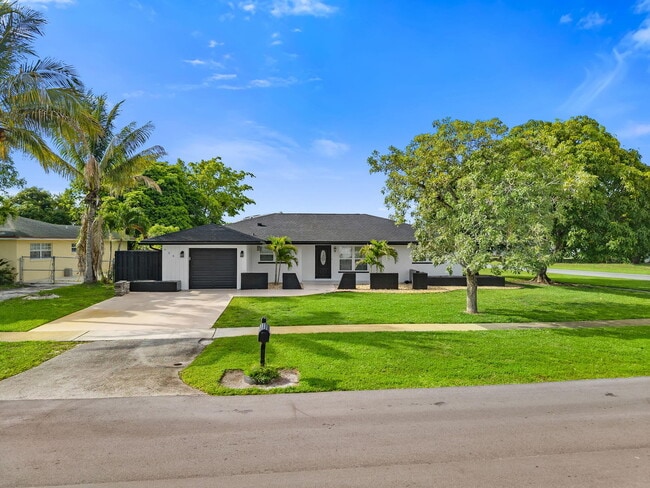 Building Photo - 908 Hibiscus Dr